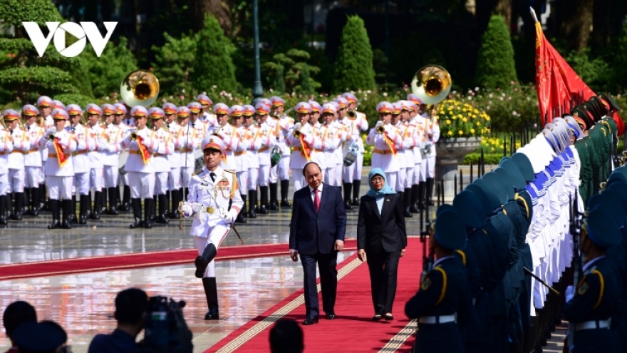 Singaporean State leader Halimah Yacob welcomed in Hanoi